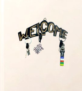 Welcome text wooden hanging keystand / key rack for walls of your home and offices (black)